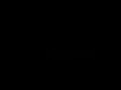 Красавица любит дрочить парню член голыми ногами