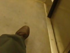 Парень дрочит свой огромный член в метро