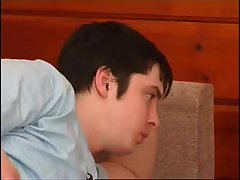 Секс с русской куклой на диванчике