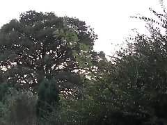 Развратная шлюха любит секс на природе