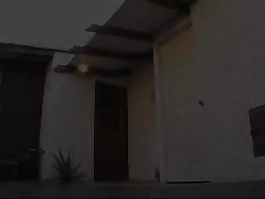 Парни устроили двойное проникновение для своего голой подруги