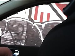 Частное секс видео мужик дрочит член в машине на подруг