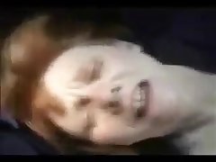 Мужик трахает пожилую толстушку в машине