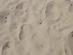 Парень кончил на свою голую подругу на пляже