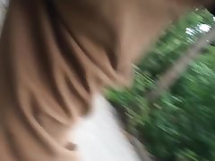 Парень дрочит свой огромный член в парке