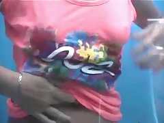Грудастая красавица показала свои прелести
