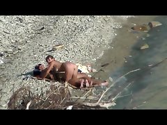 Голая подруга сосет у своего парня на пляже