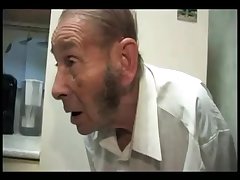 Компания устроила групповой секс на природе