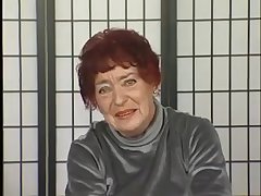 Голая пожилая бабушка трахает себя секс игрушкой