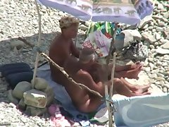 Нудисты решили потрахаться прямо на пляже