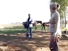 Пожилая баба отдалась мужику прямо на улице