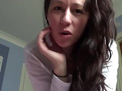 Бесстыжая женщина с удовольствием обнажила красивую грудь