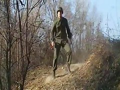 Похотливая голая девушка скачет на члене