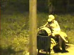 Молодые любовники занимаются сексом на улице