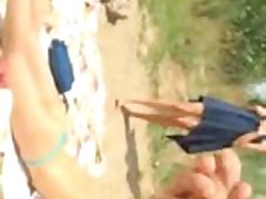 Парень дрочит член на девушек на пляже