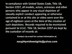 Голая грудастая блондинка в чулках дала в киску